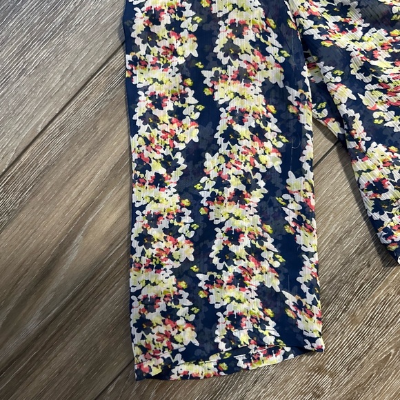 Jessica Simpson floral top/woman’s M/ square very flattering neck line/flowy - Picture 4 of 10